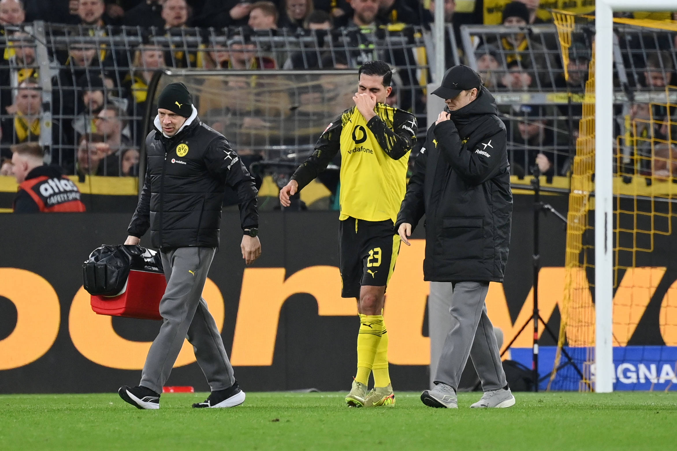 博鱼官网-遭遇重伤！埃姆雷·詹赛后长时间呆坐车内，队友纷纷拥抱安慰